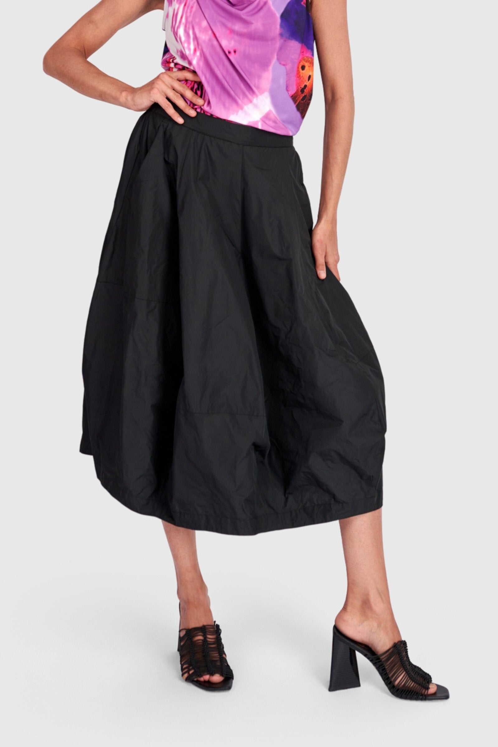Kuro Balloon Skirt · Artful Home