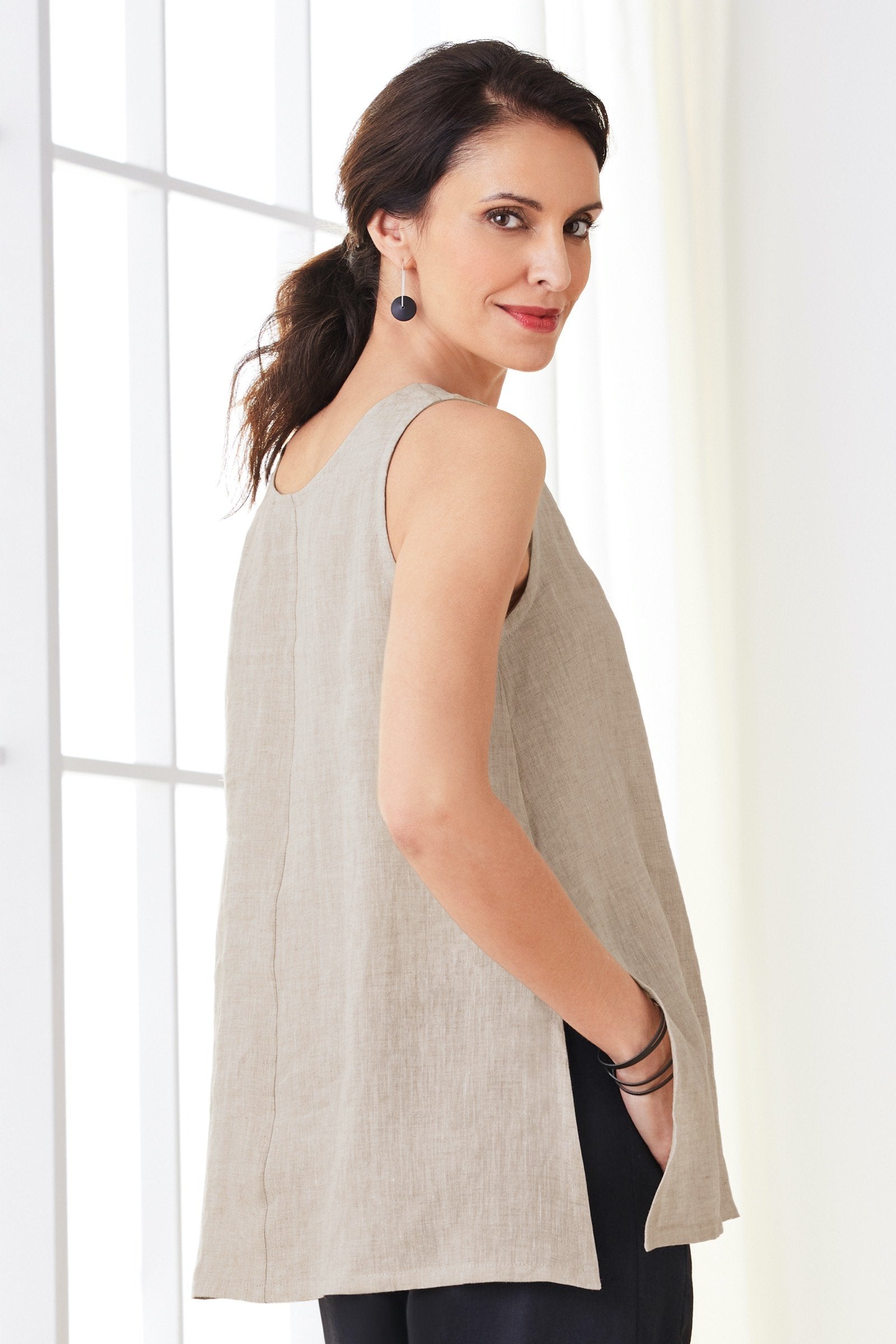 Natural, scoop neck worn in back