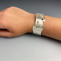 Droplets on the Water Cuff