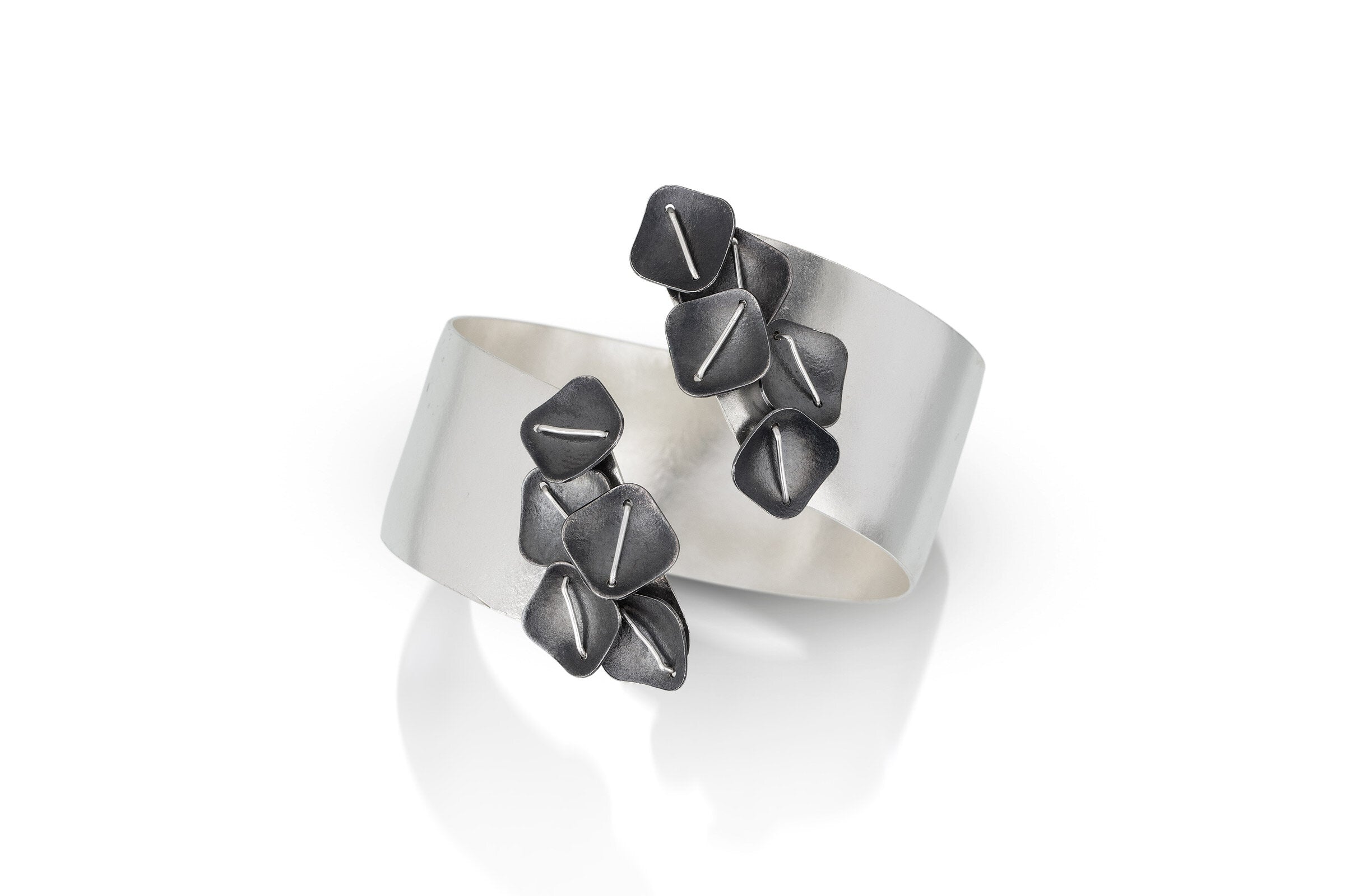 Twisted Cluster Cuff