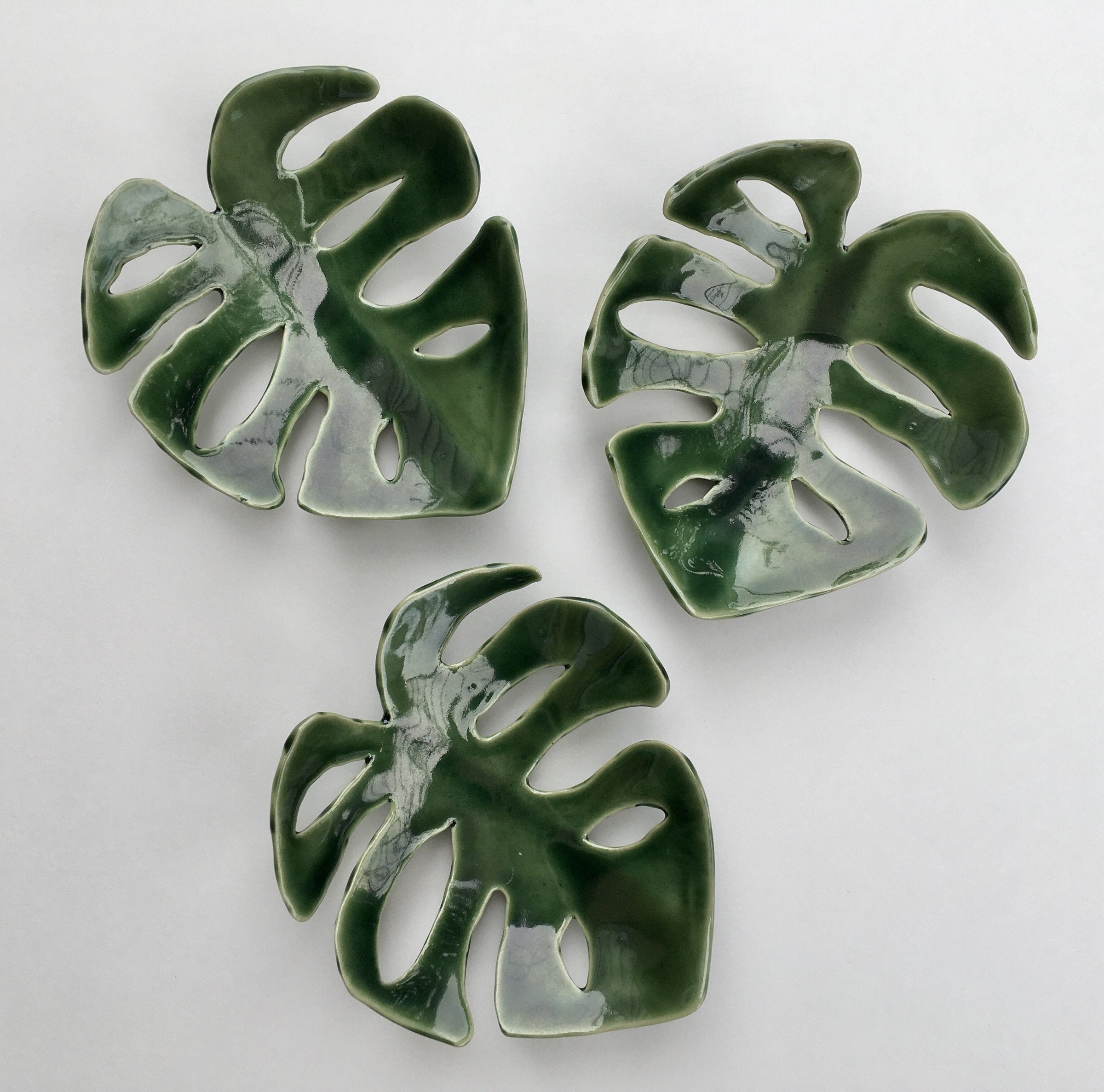 芙蓉ページ ୨୧ Monstera Leaf Cascade · Artful Home