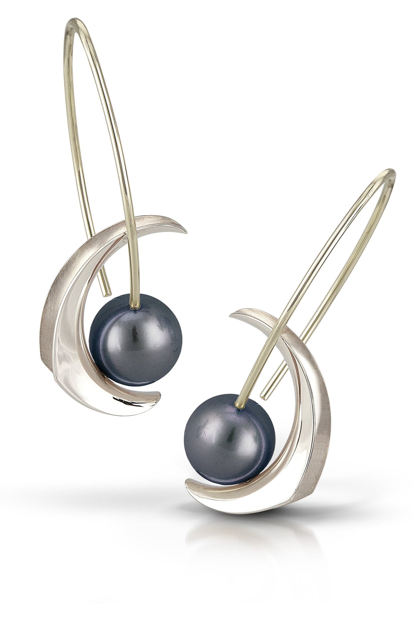 14k white gold with black pearl