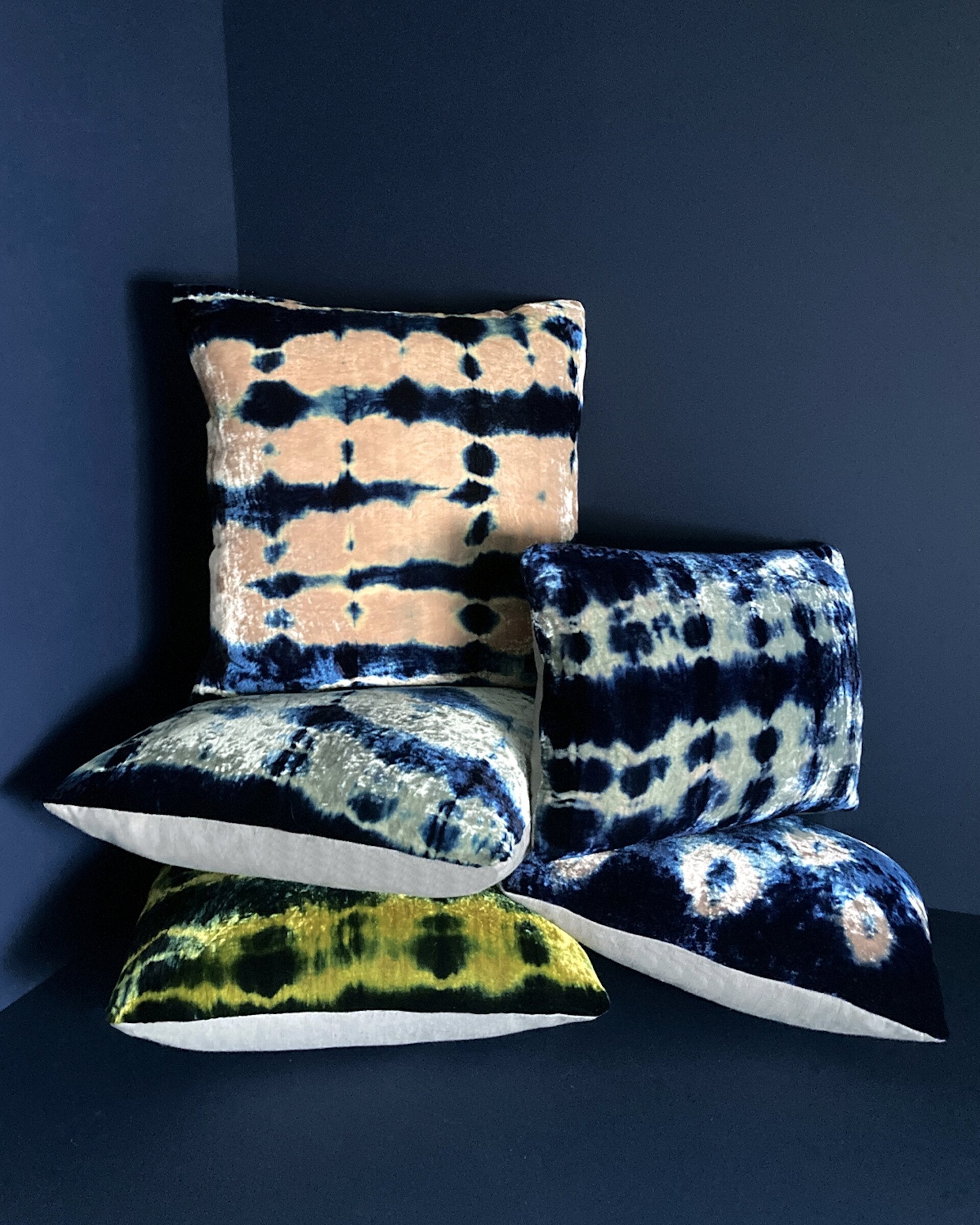 Halo Pattern Velvet Pillow