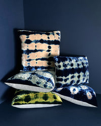 Halo Pattern Velvet Pillow