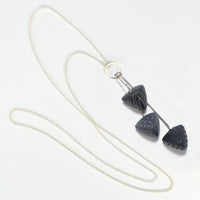 Black and gray tetrahedrons showing full chain