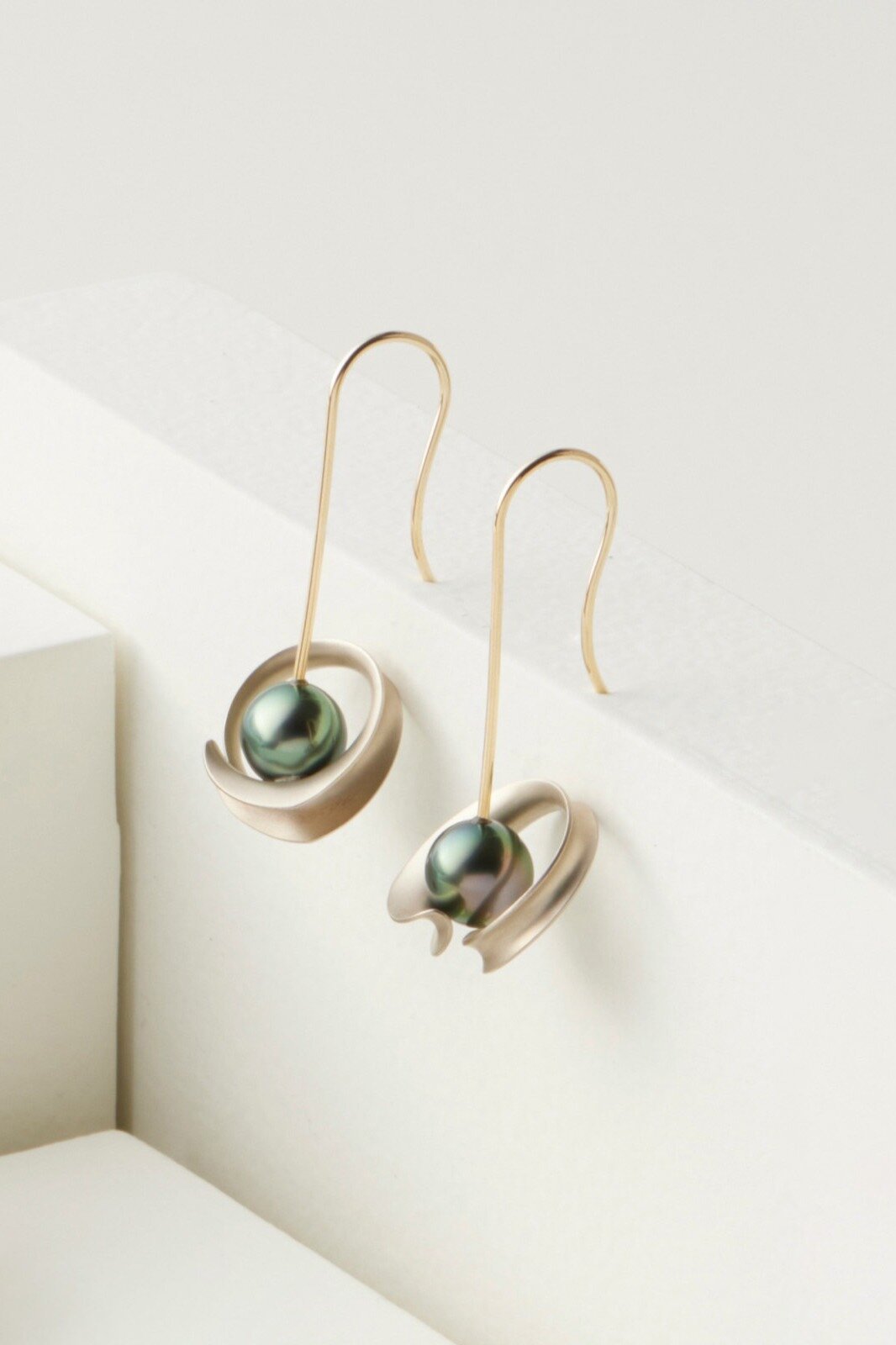 White Matte Gold & Tahitian pearls
