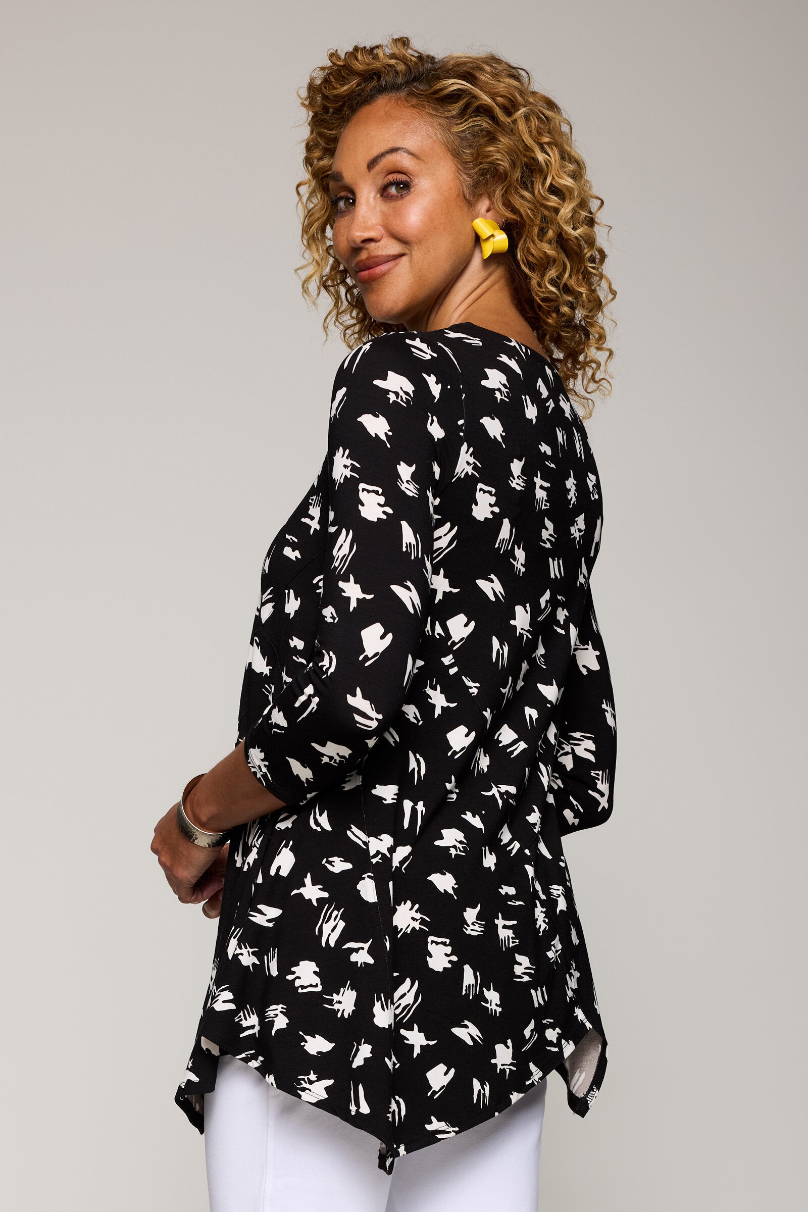 Black/White Freeform Dot