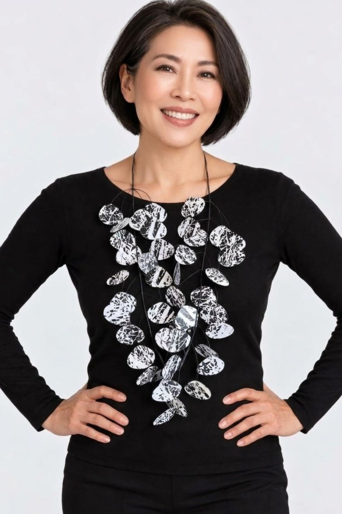 Monochromatic Clam Shell Kinetics Necklace