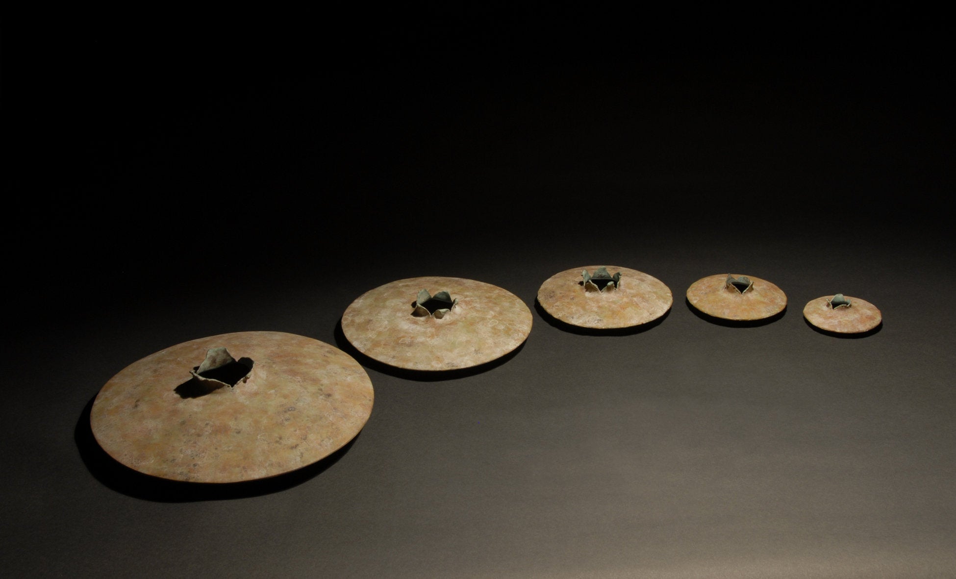 white ochre left to right: xxl, extra large, large, small, extra small
