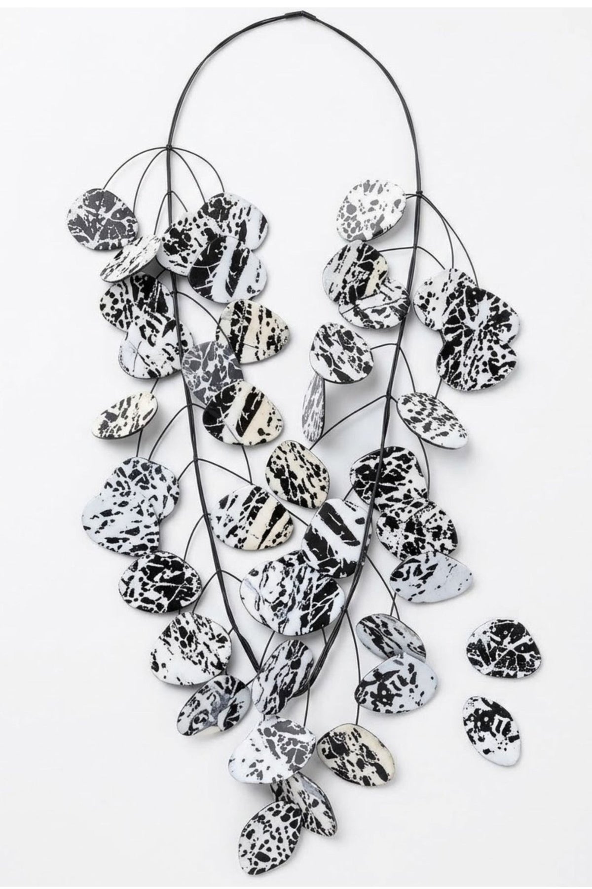 Monochromatic Clam Shell Kinetics Necklace