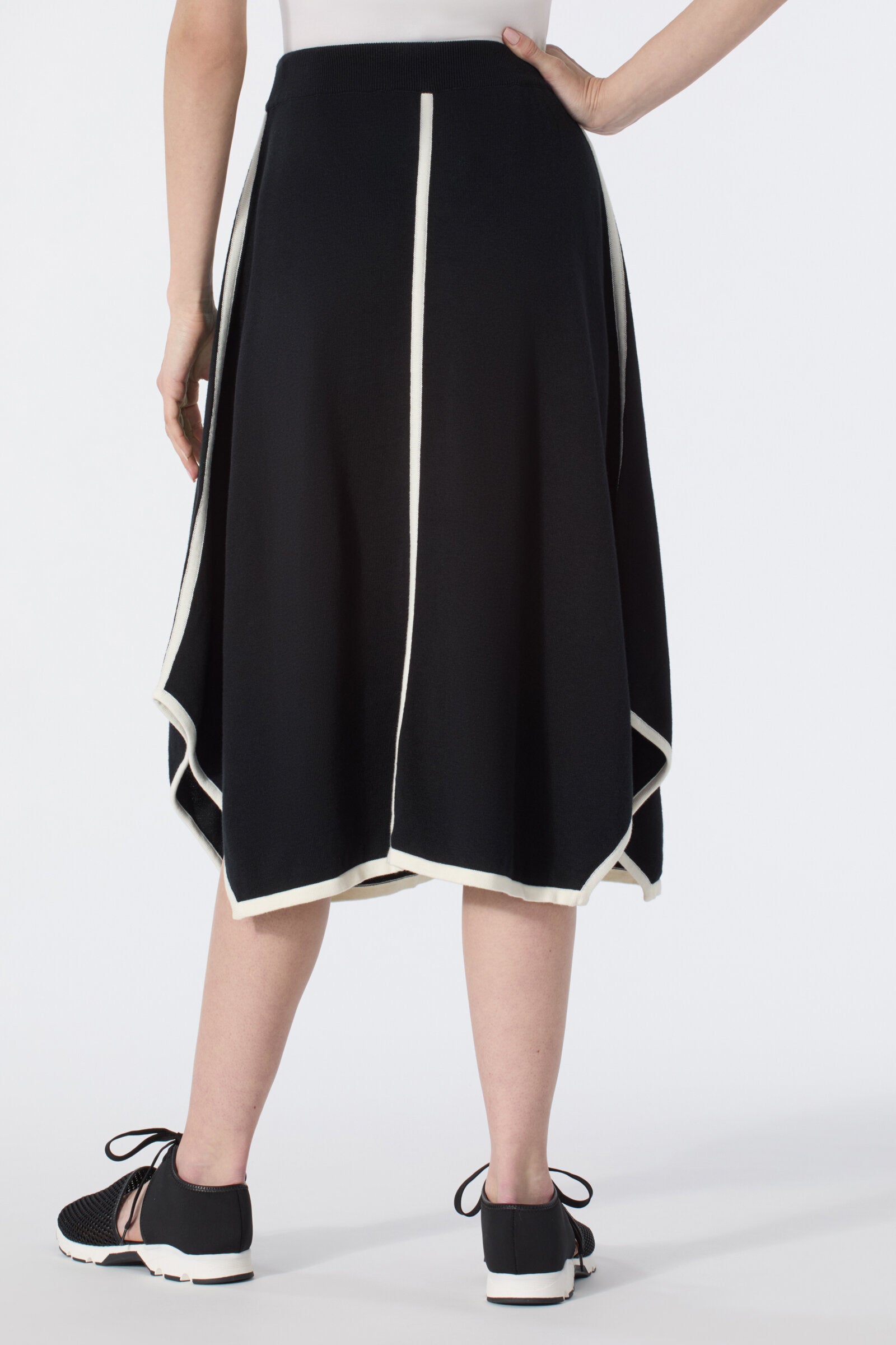 BANDL PIPING HEM SKIRT 黒/白 Bixe Skirt · Artful Home