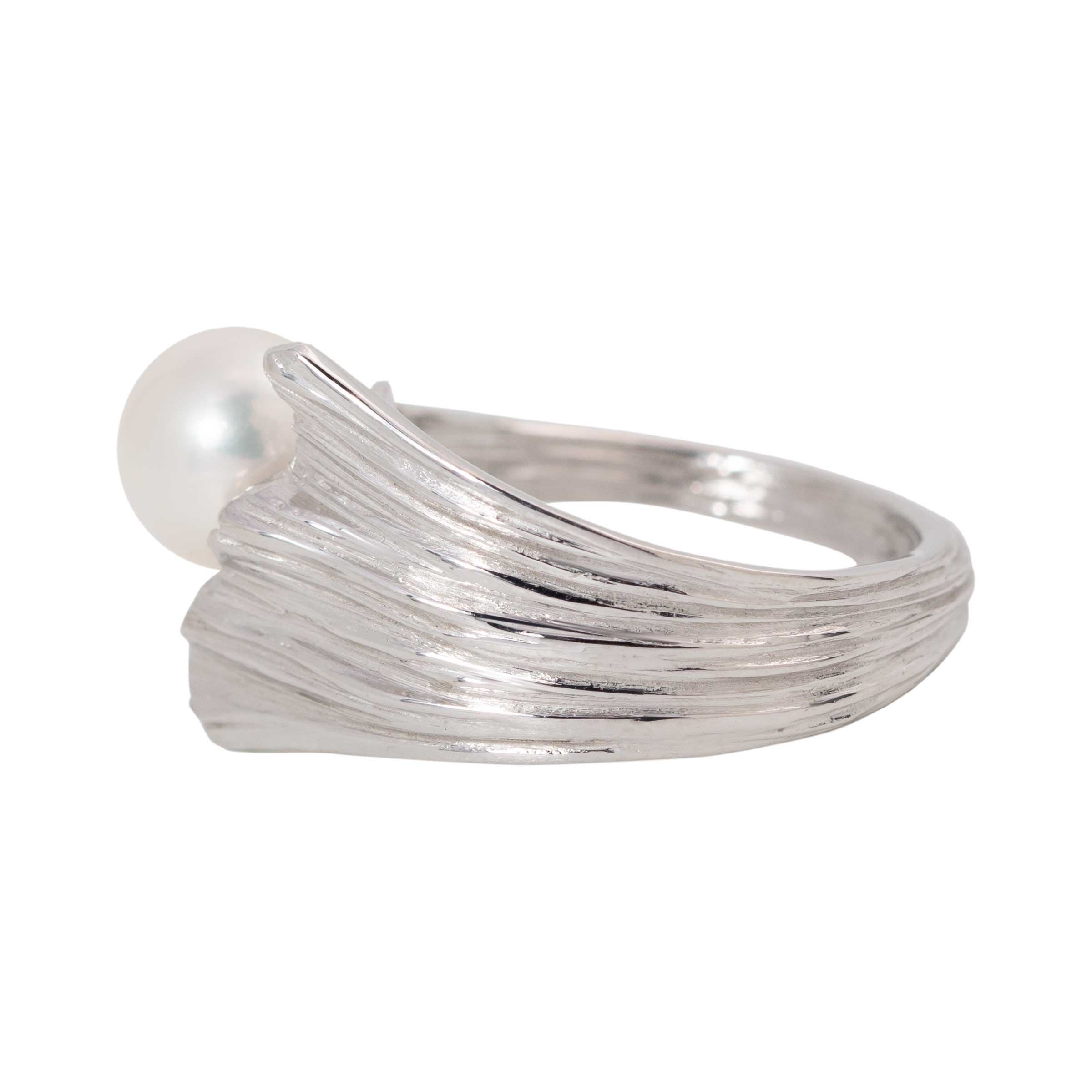 white Akoya pearl