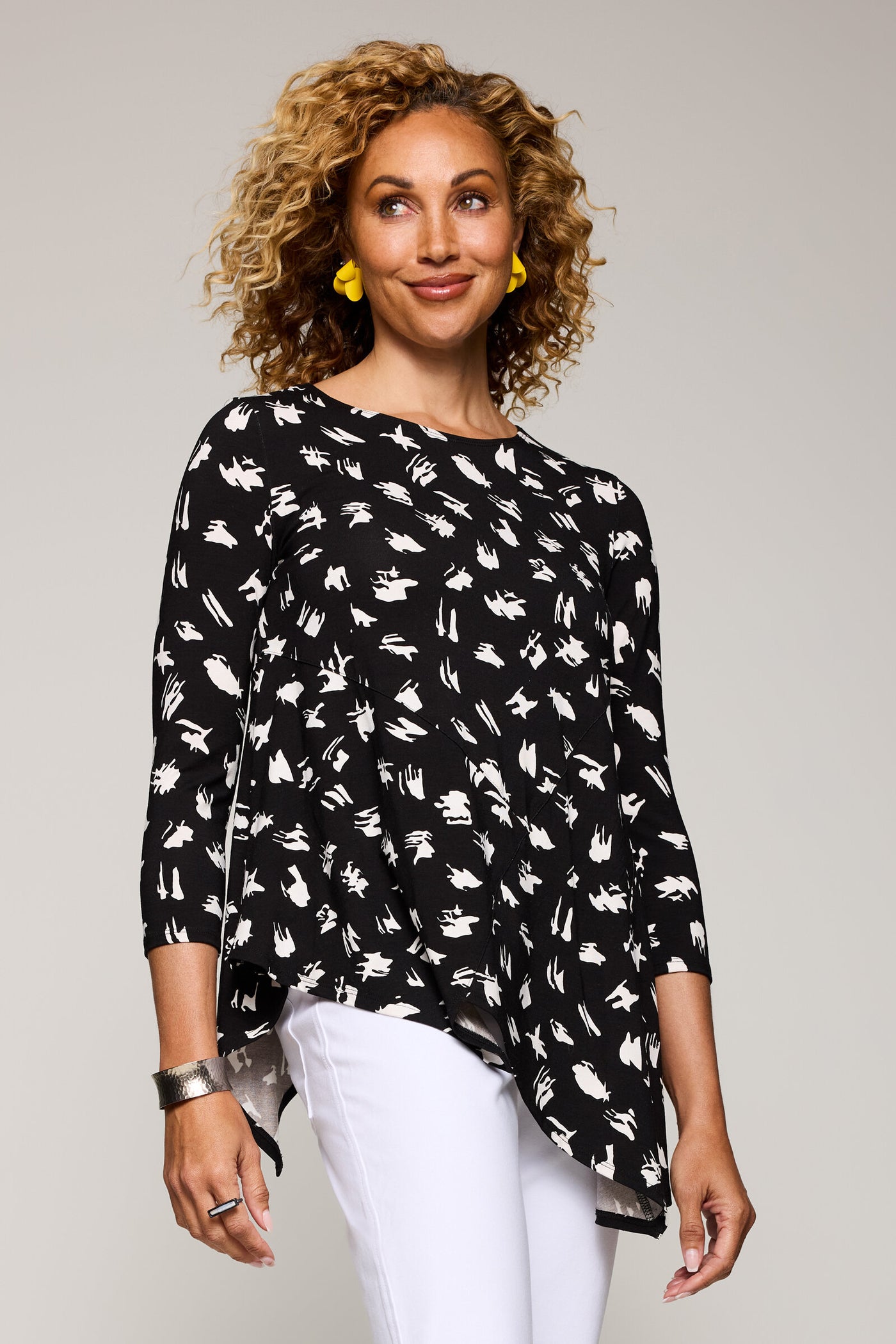 Black/White Freeform Dot
