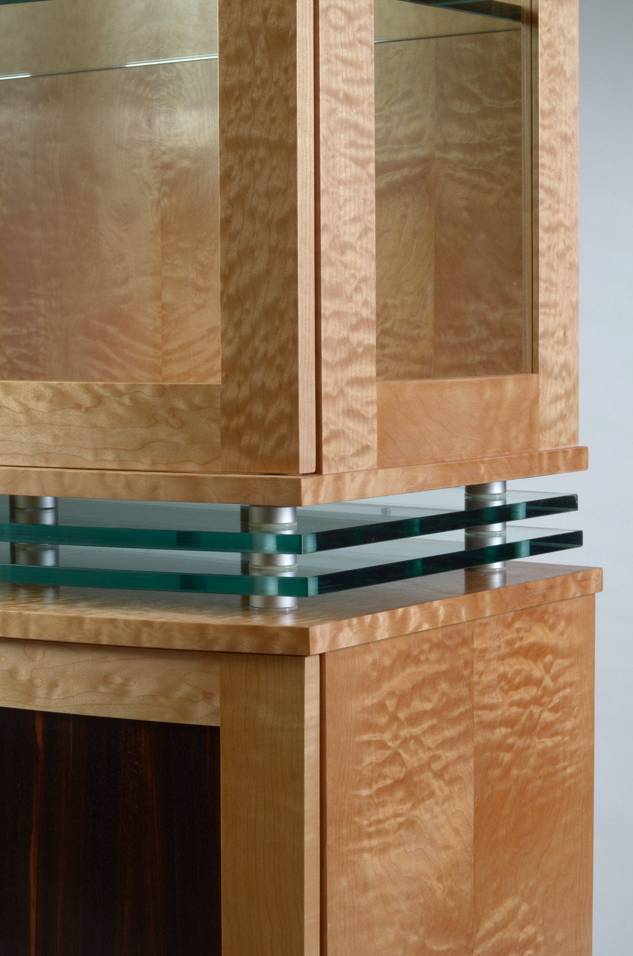 Levitating Display / China Cabinet
