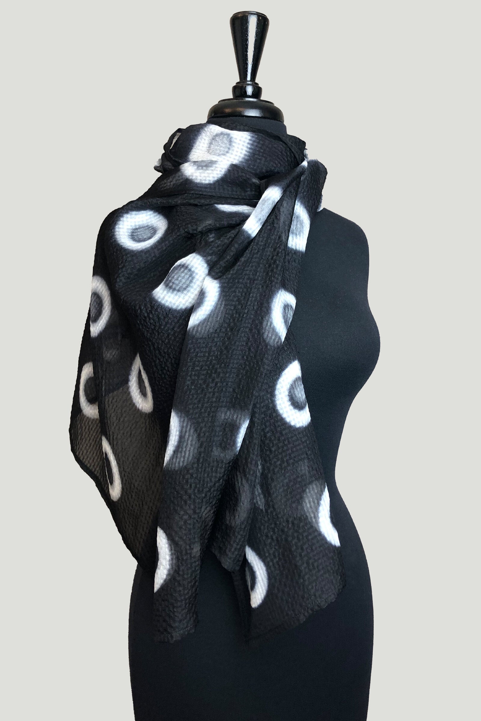 black/white dot