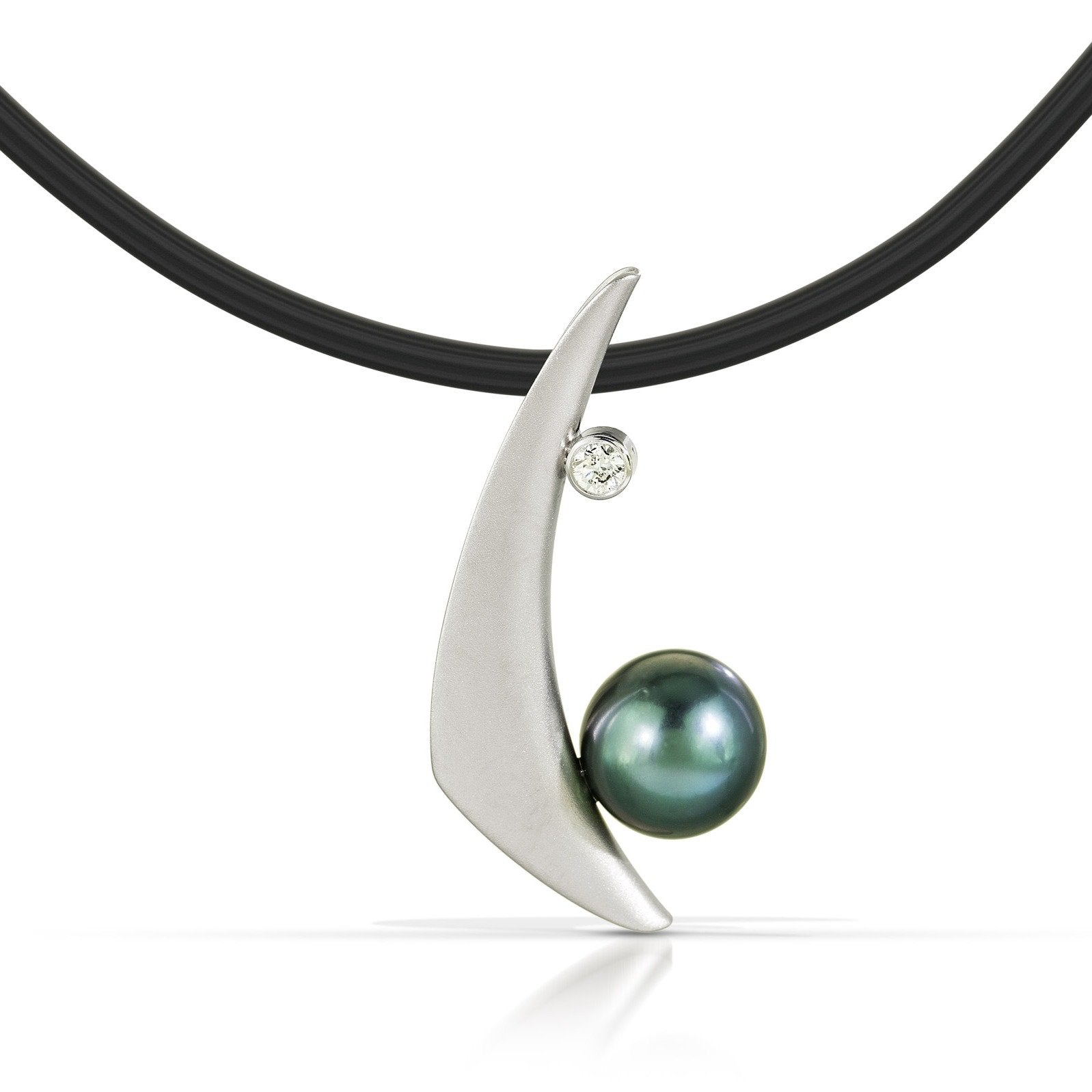 Matte Finish 14K White Gold with Black Pearl