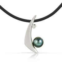 Matte Finish 14K White Gold with Black Pearl