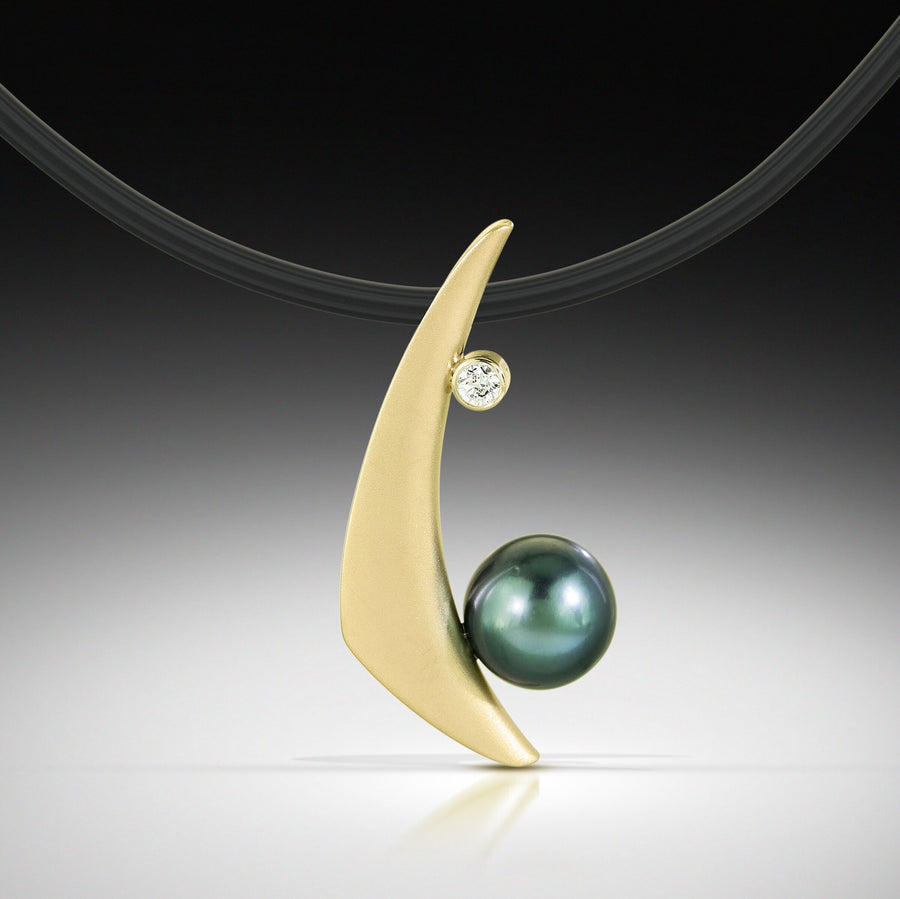 Matte Finish 14k Yellow Gold with Black Pearl