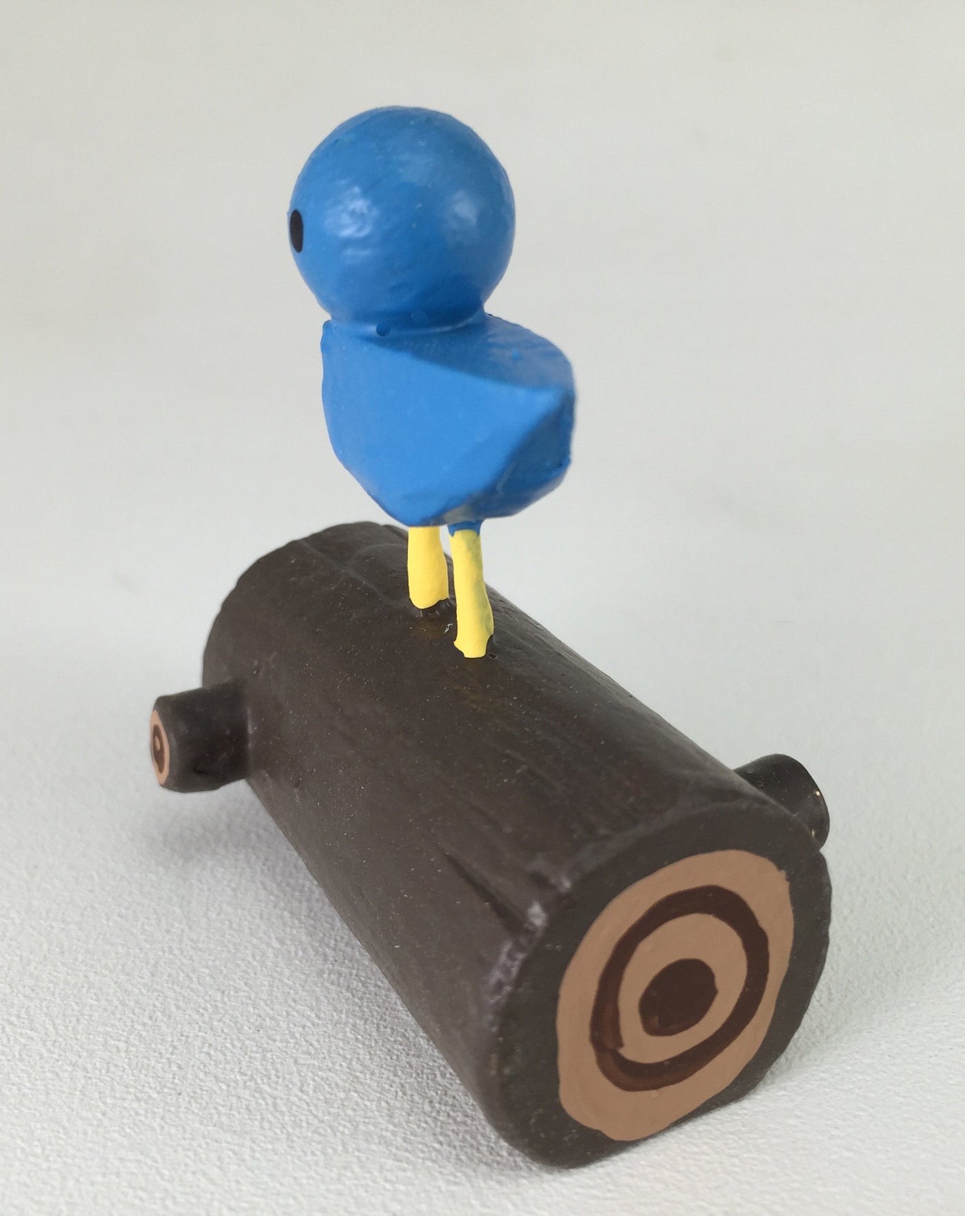 bird on log figure