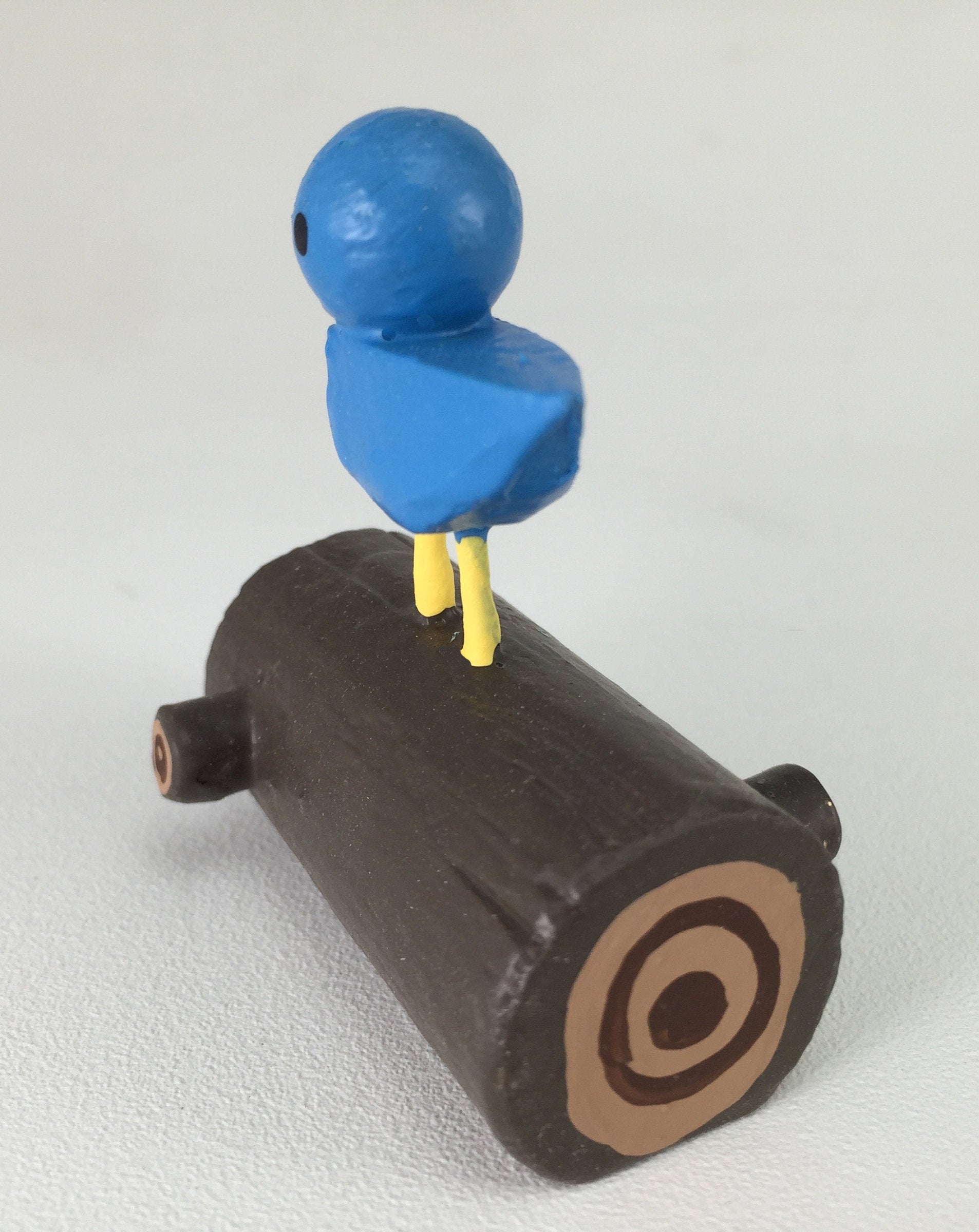 bird on log figure