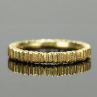 Thin vertical dig ring in gold