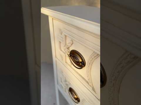 The kind of narrow console table designers gatekeep ? #quietluxury #frenchstyle #elledecor