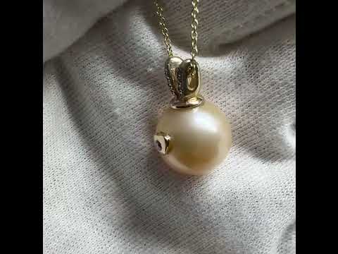 queen rabbit necklace