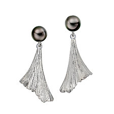 De 'Solanum Earrings by Aleksandra Vali (Silver & Pearl Earrings)